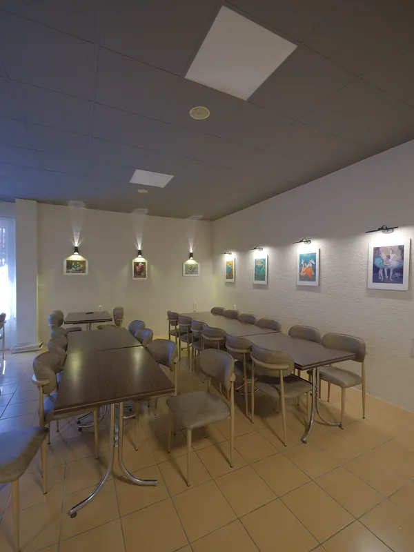 Yemek Masaları & Aplik Aydınlatmalı Galeri Duvarı