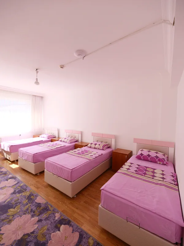 4 Kişilik Ferah Oda - Bağımsız Bazalar & Kişisel Komodinler